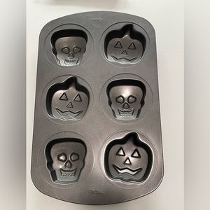 EUC - Wilson Halloween themed cake pan